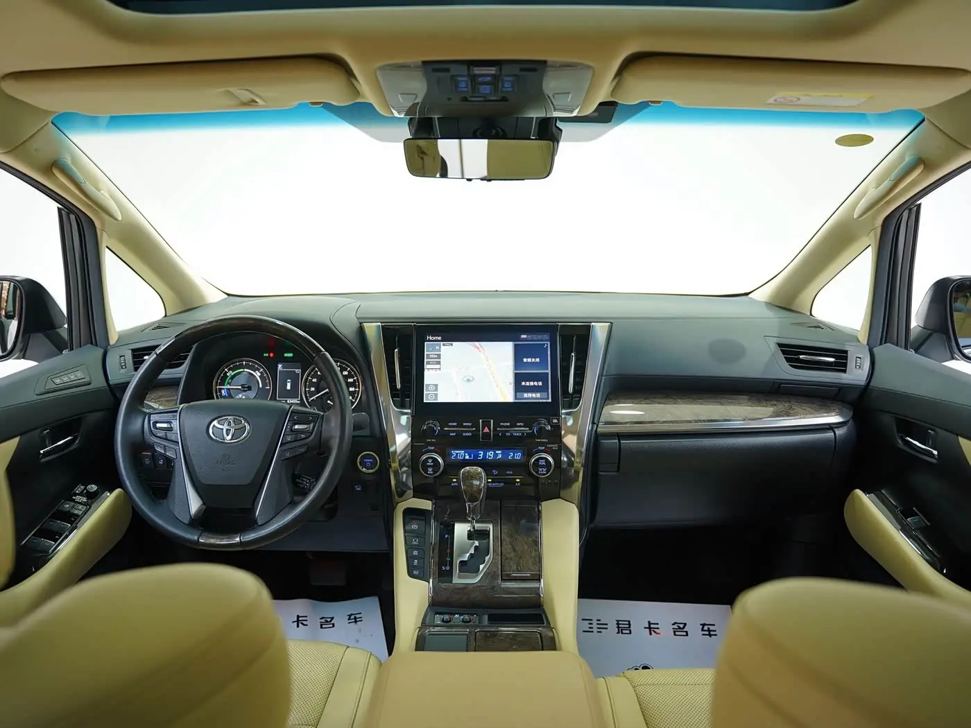 Toyota Alphard 2023 — Photo 12/19