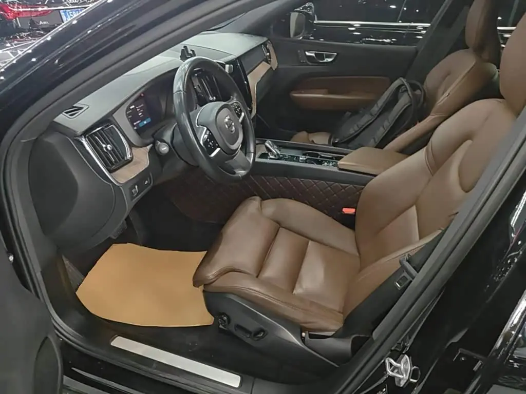 Volvo XC60 2021 — Фото 11/20