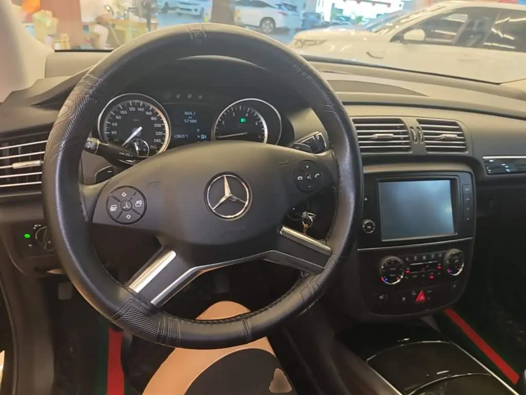 Mercedes-Benz R-Class 2018 — Photo 10/20