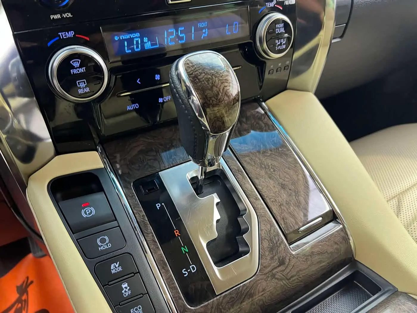 Toyota Alphard 2022 — Photo 20/20