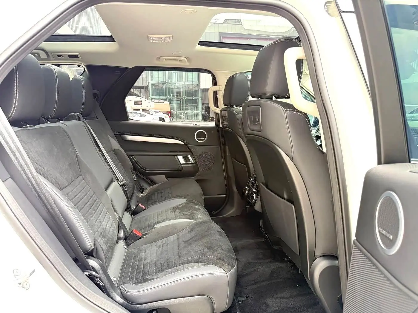 Land Rover Discovery 2021 — Фото 9/10