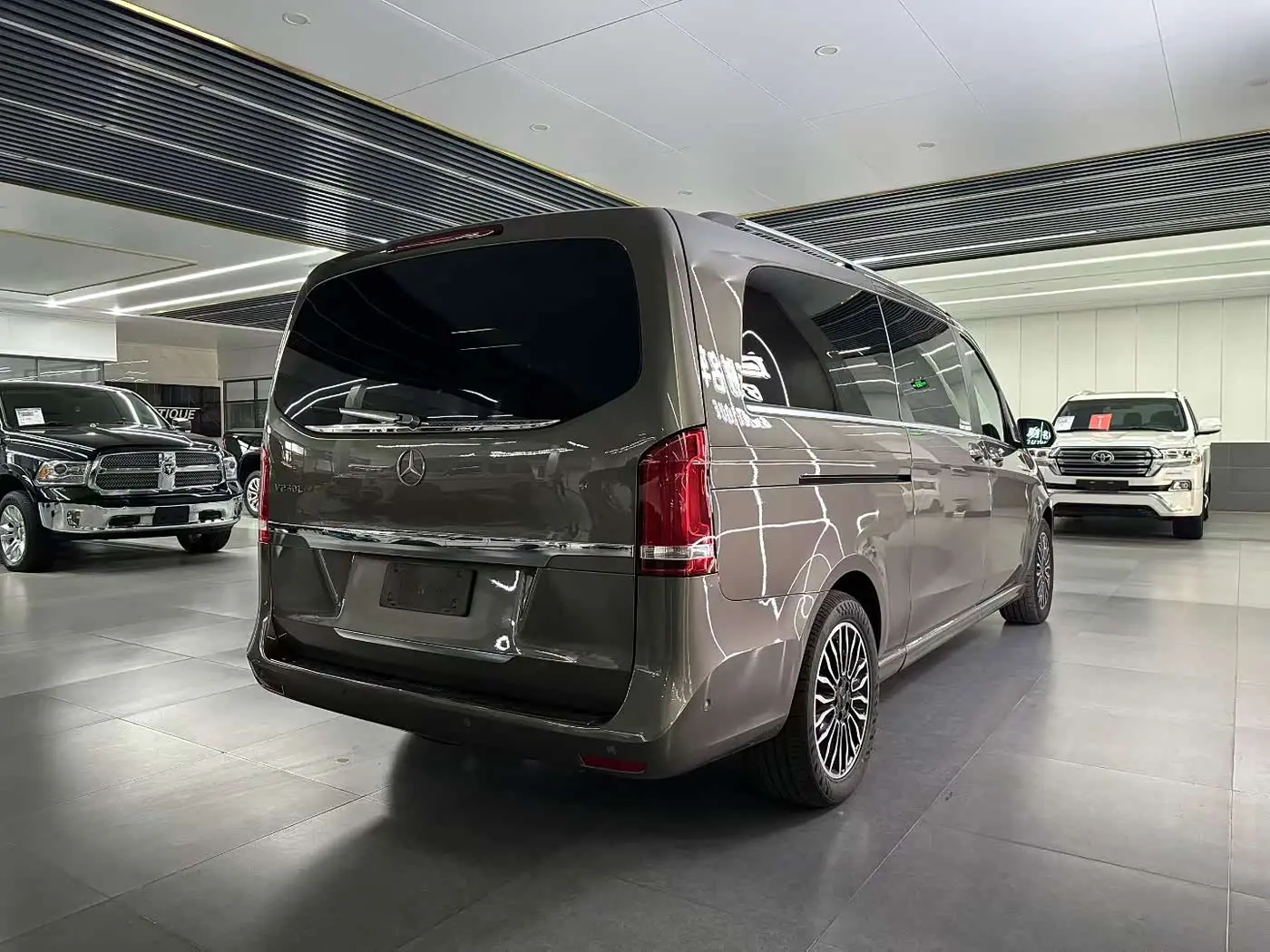 Mercedes-Benz V-Class 2018 — Фото 9/9