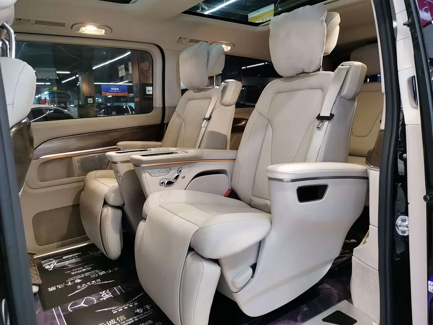 Mercedes-Benz V-Class 2022 — Photo 15/20