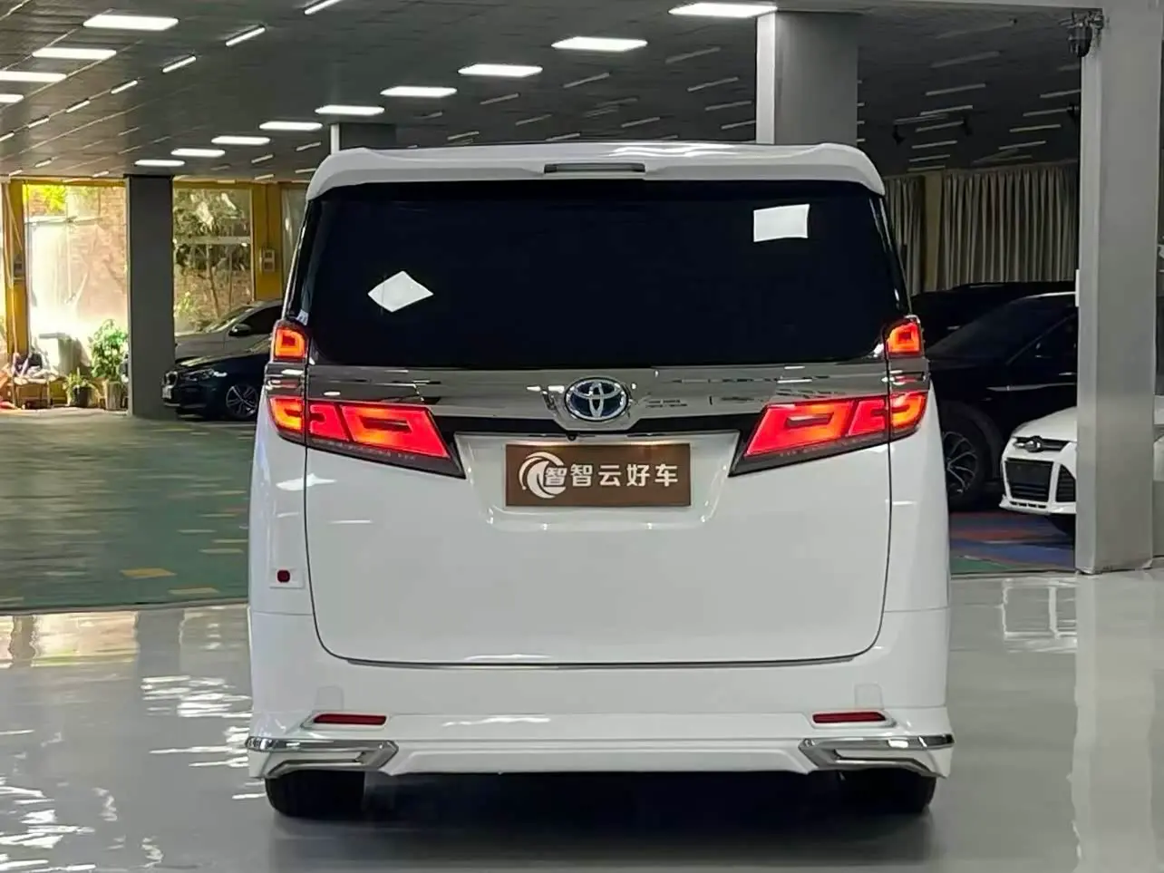 Toyota Vellfire 2020 — Photo 8/9