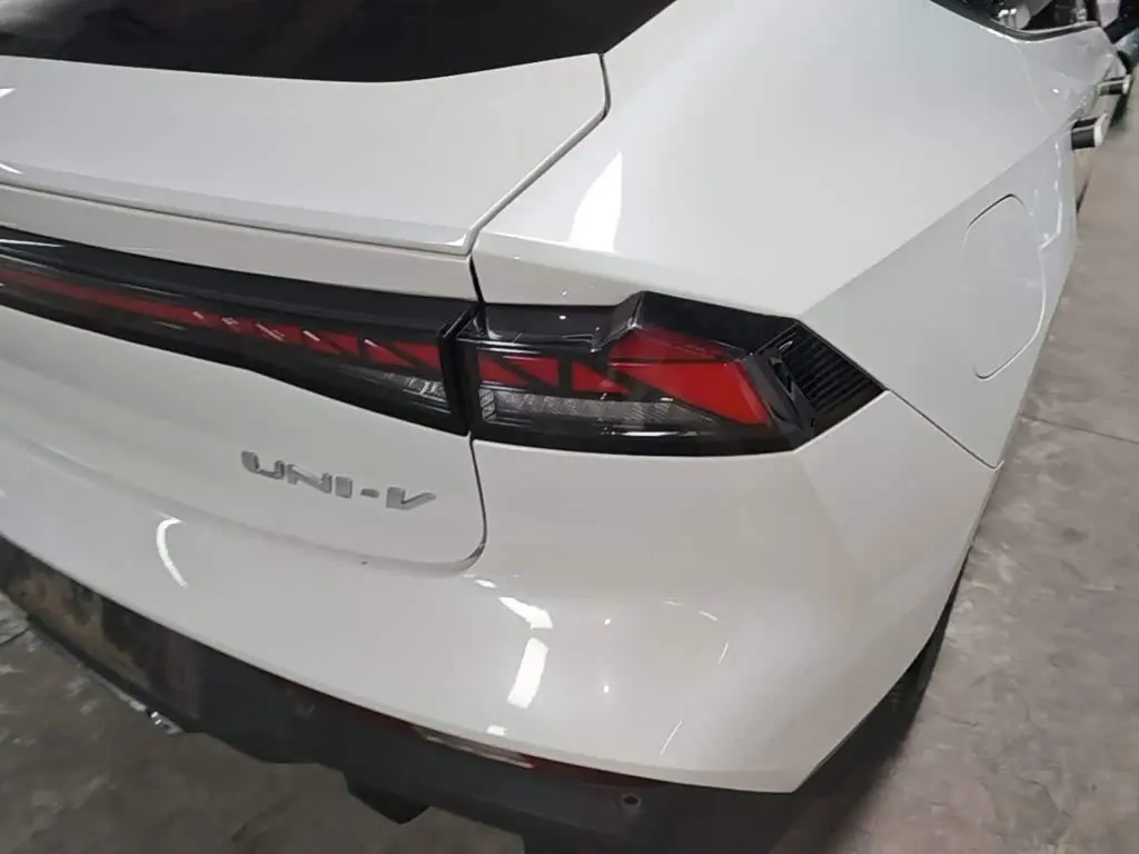 Changan UNI-V iDD 2025 — Photo 8/20