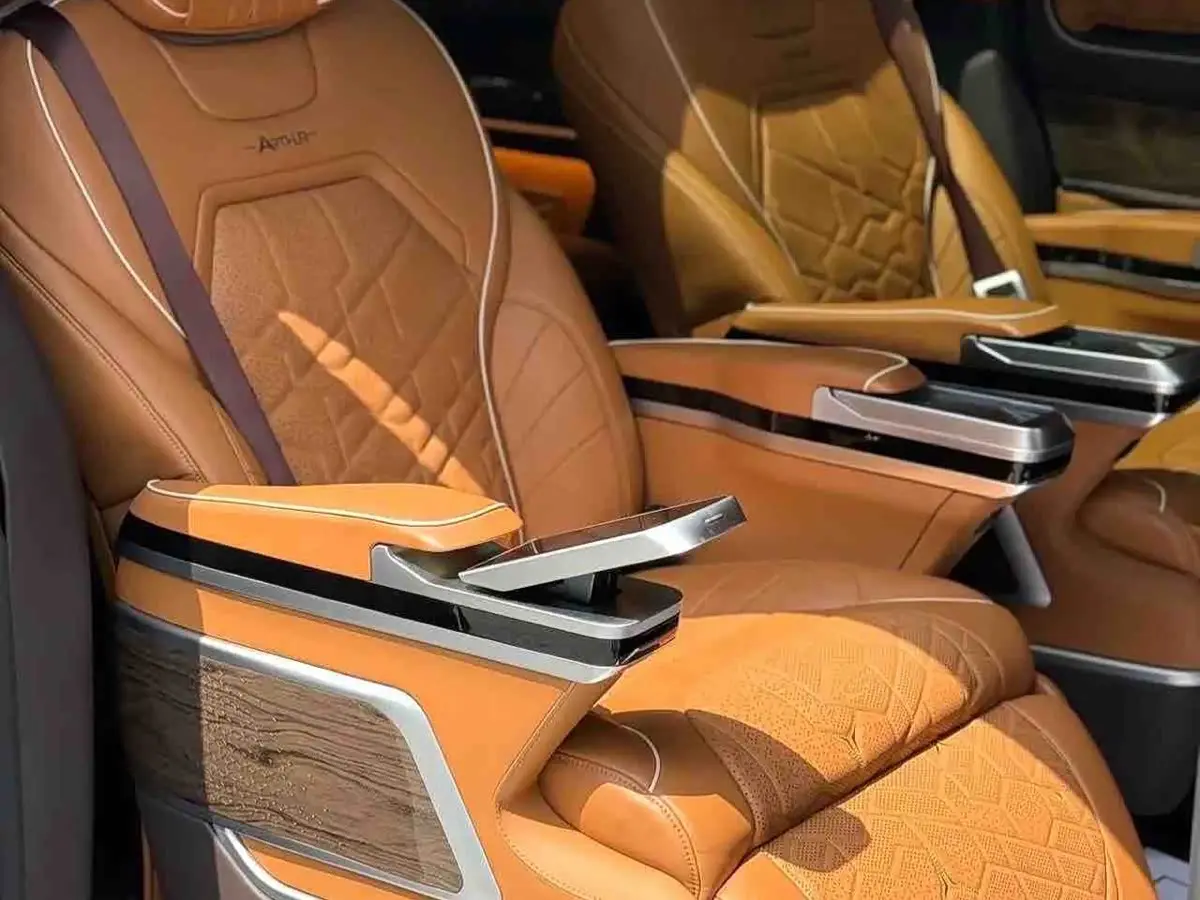 Mercedes-Benz V-Class 2023 — Photo 12/19