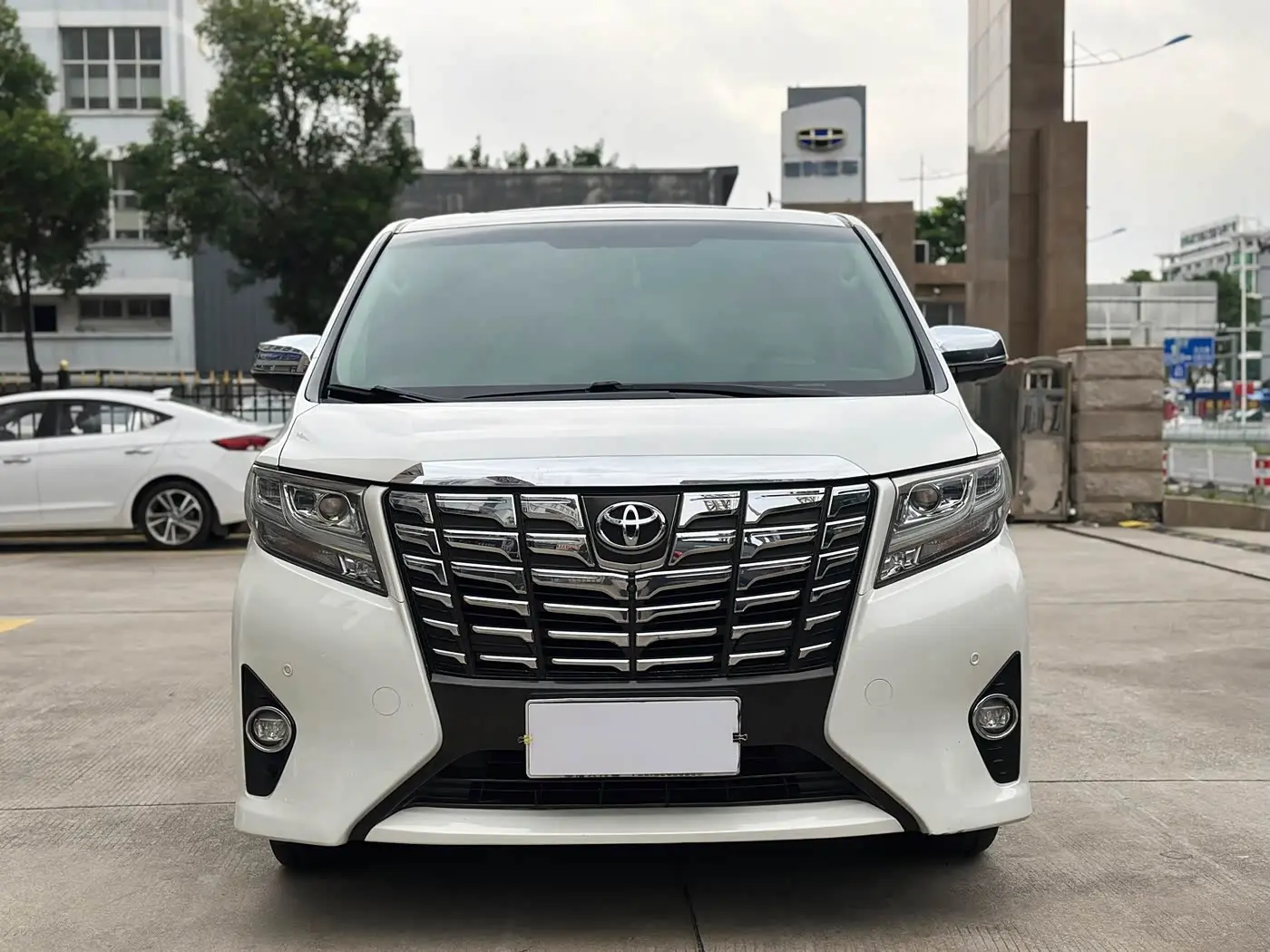 Toyota Alphard 2017 — Фото 2/13