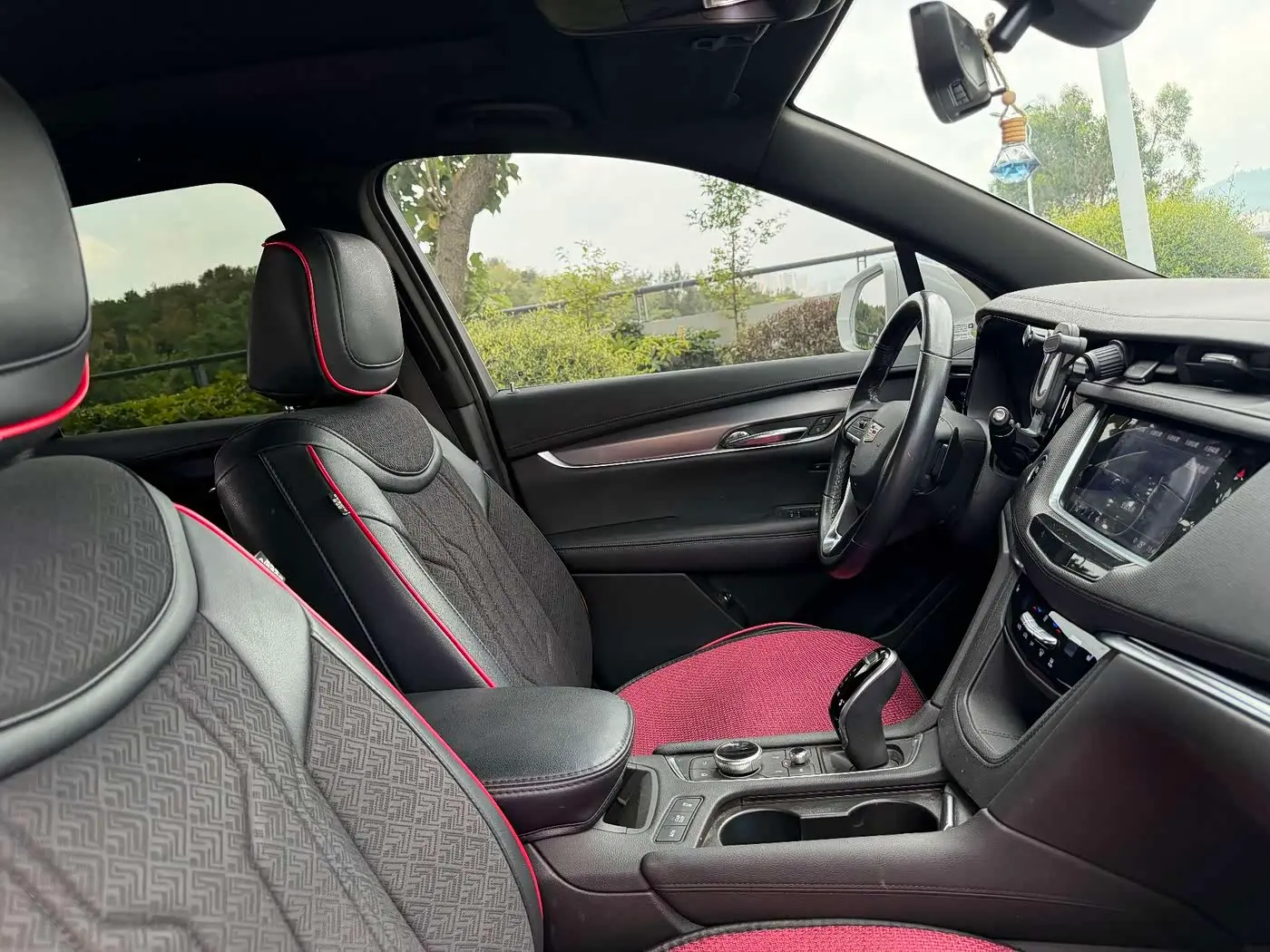 Cadillac XT6 2021 — ფოტო 17/20