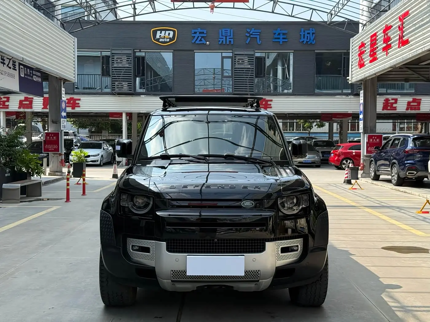 Land Rover Defender 2023 — Photo 2/14