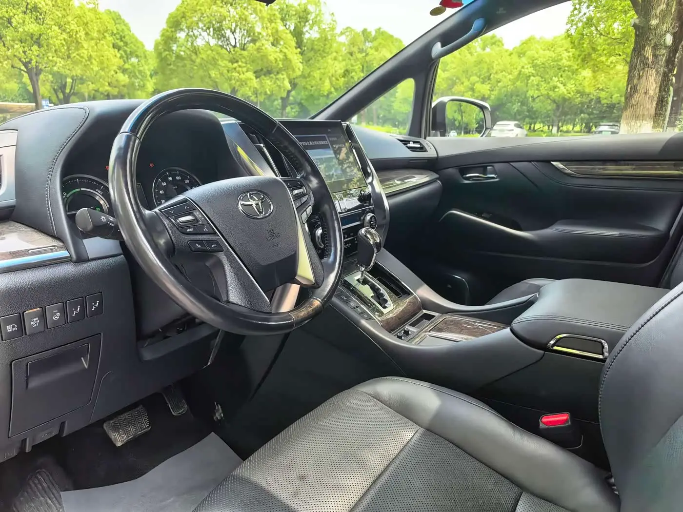 Toyota Alphard 2021 — Photo 8/17