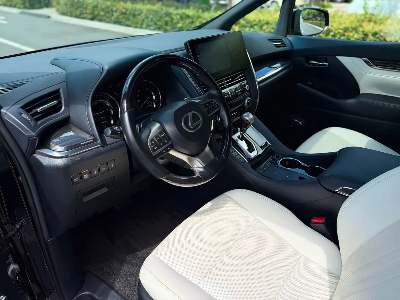 Lexus LM 2022 — ფოტო 8/20