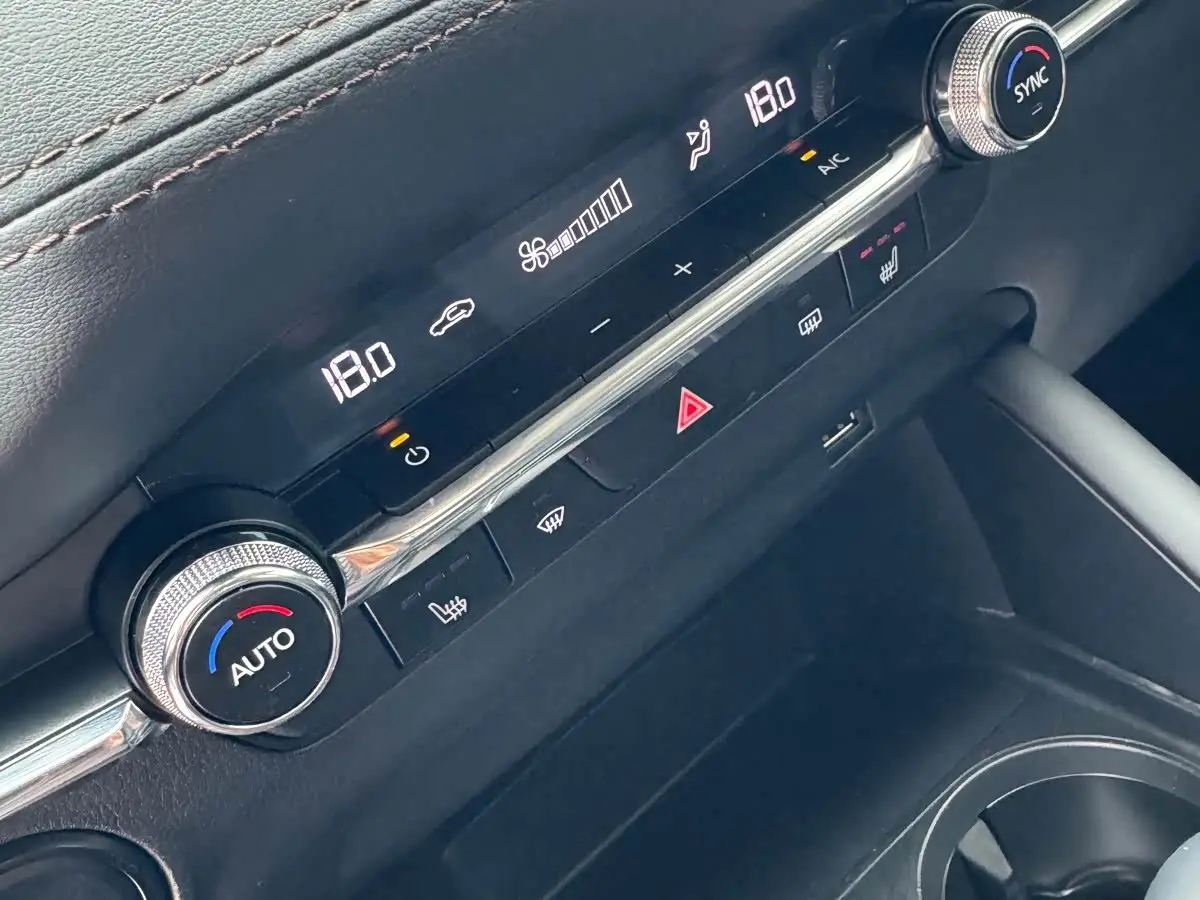 Mazda Mazda3 Axela 2023 — Photo 9/20