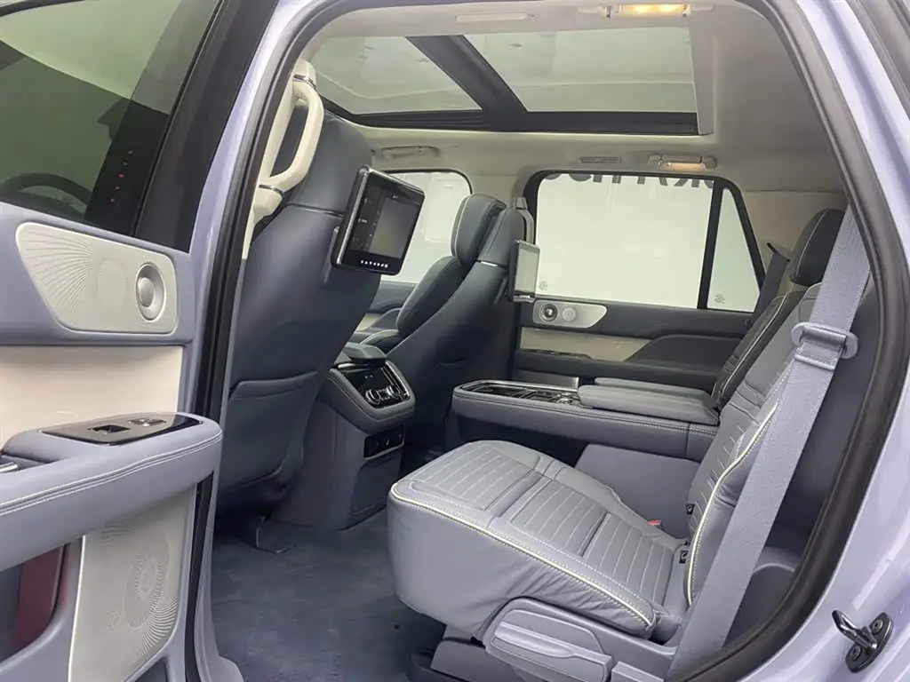 Lincoln Navigator 2023 — Photo 19/20