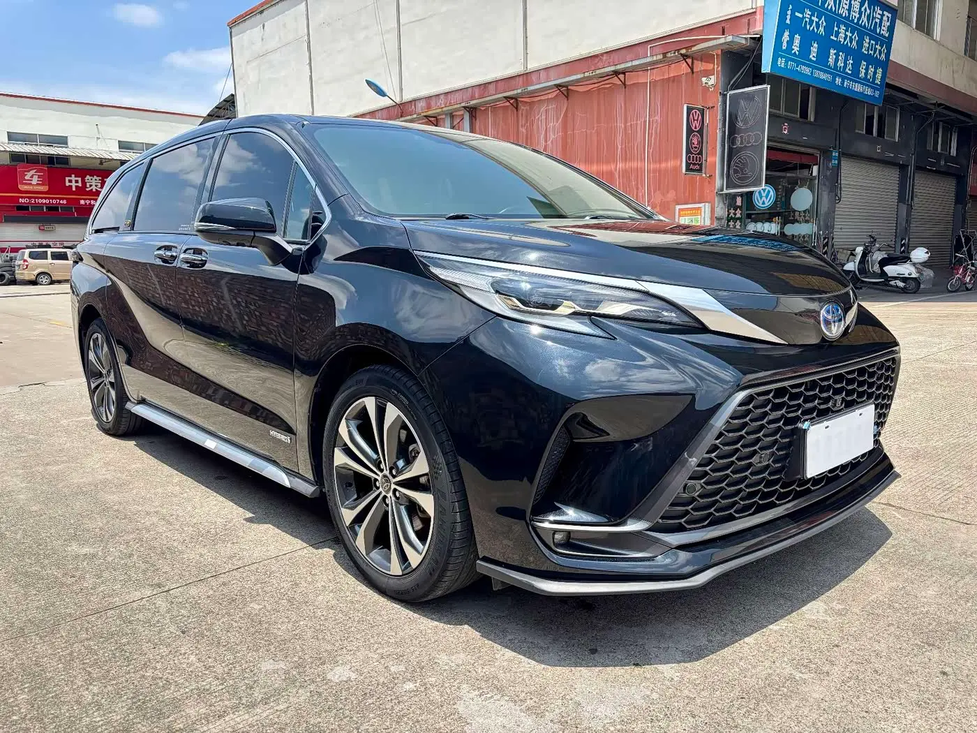 Toyota Granvia 2023 — Photo 3/16