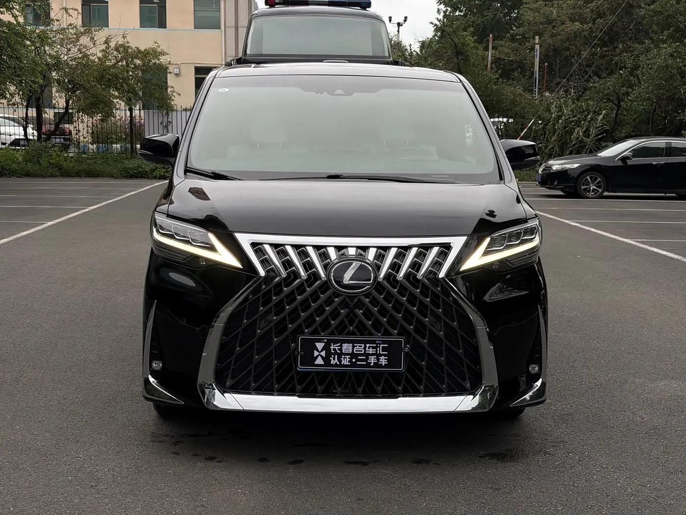 Lexus LM 2021 — Photo 2/20