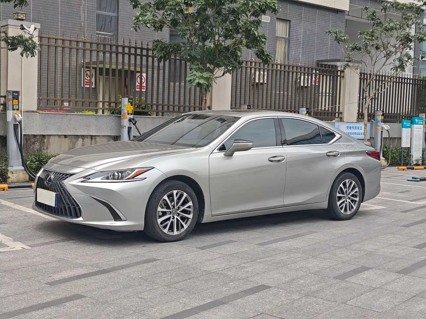 Lexus ES, 2022