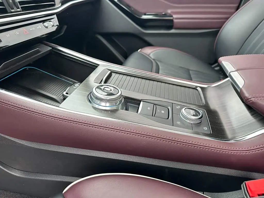 Ford Explorer 2024 — ფოტო 16/20