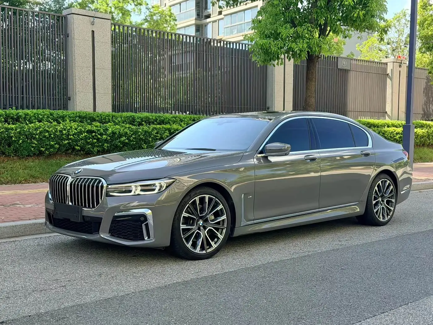BMW 7 Series 2021 — Photo 1/15