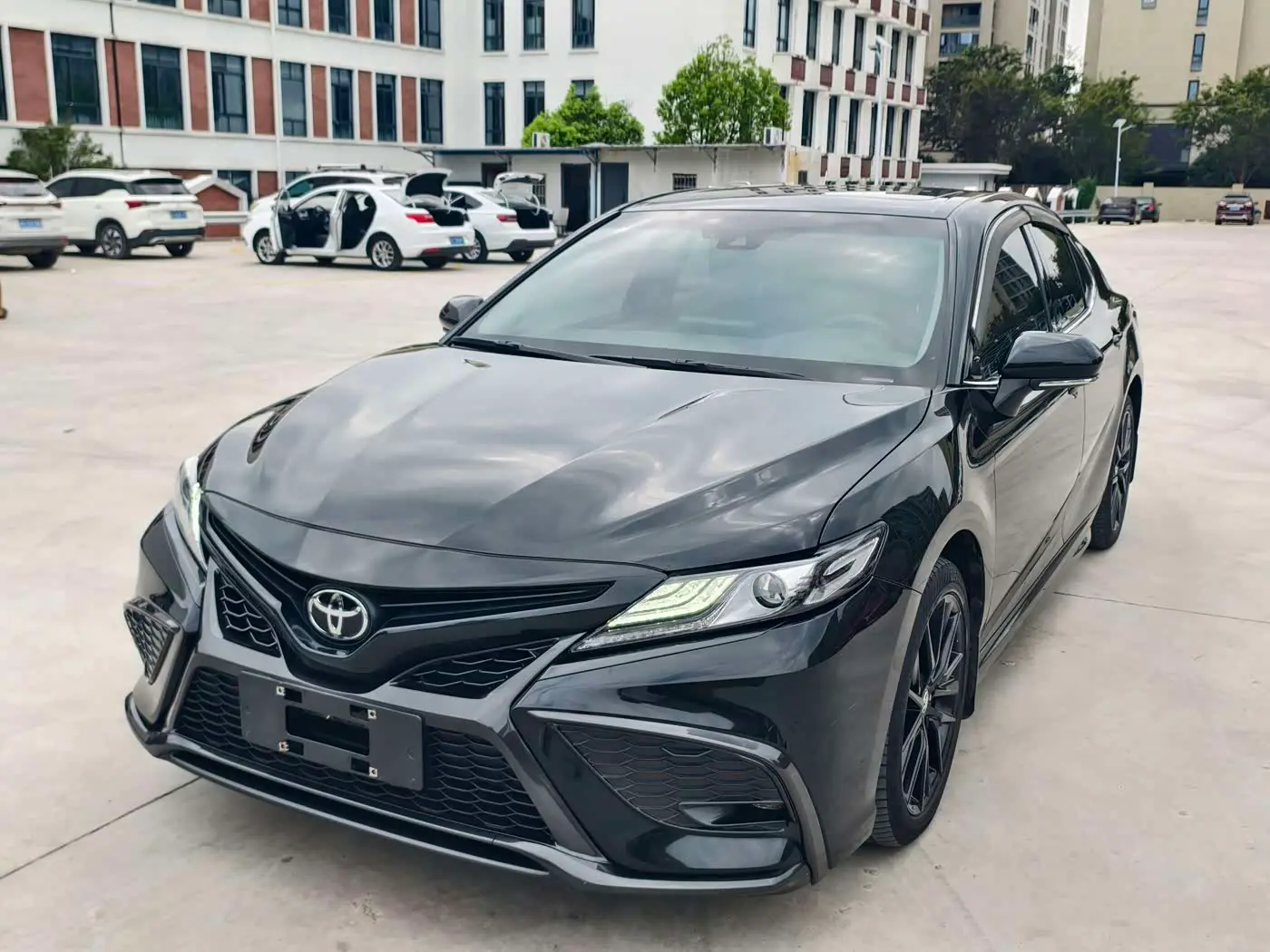 Toyota Camry 2023 — Фото 1/15