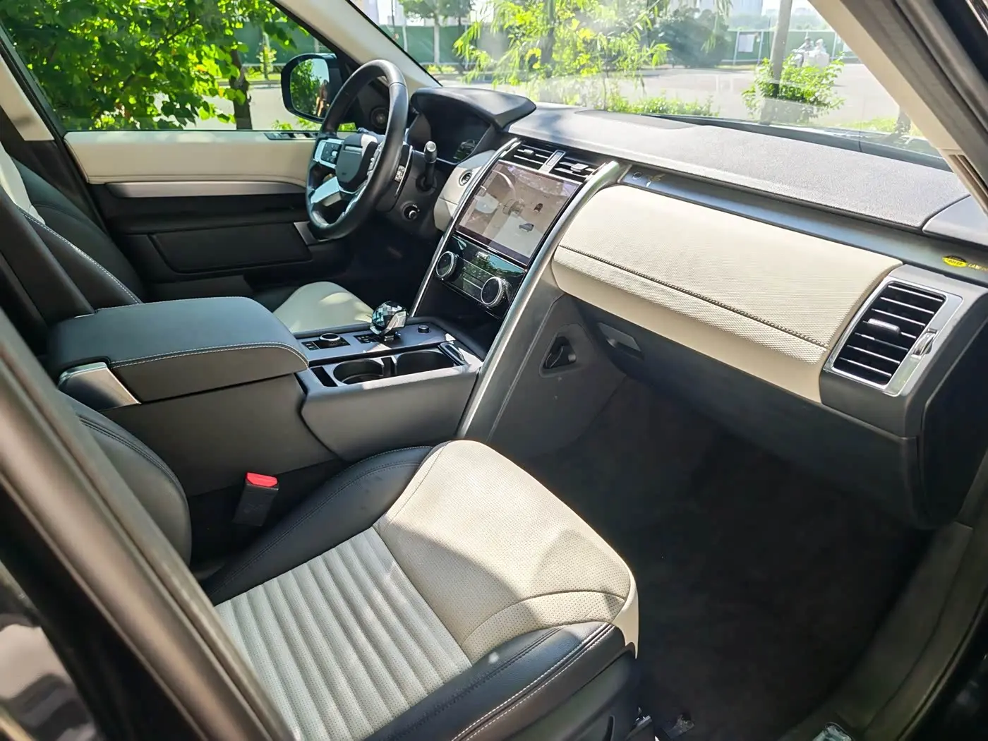 Land Rover Discovery 2024 — Photo 16/20
