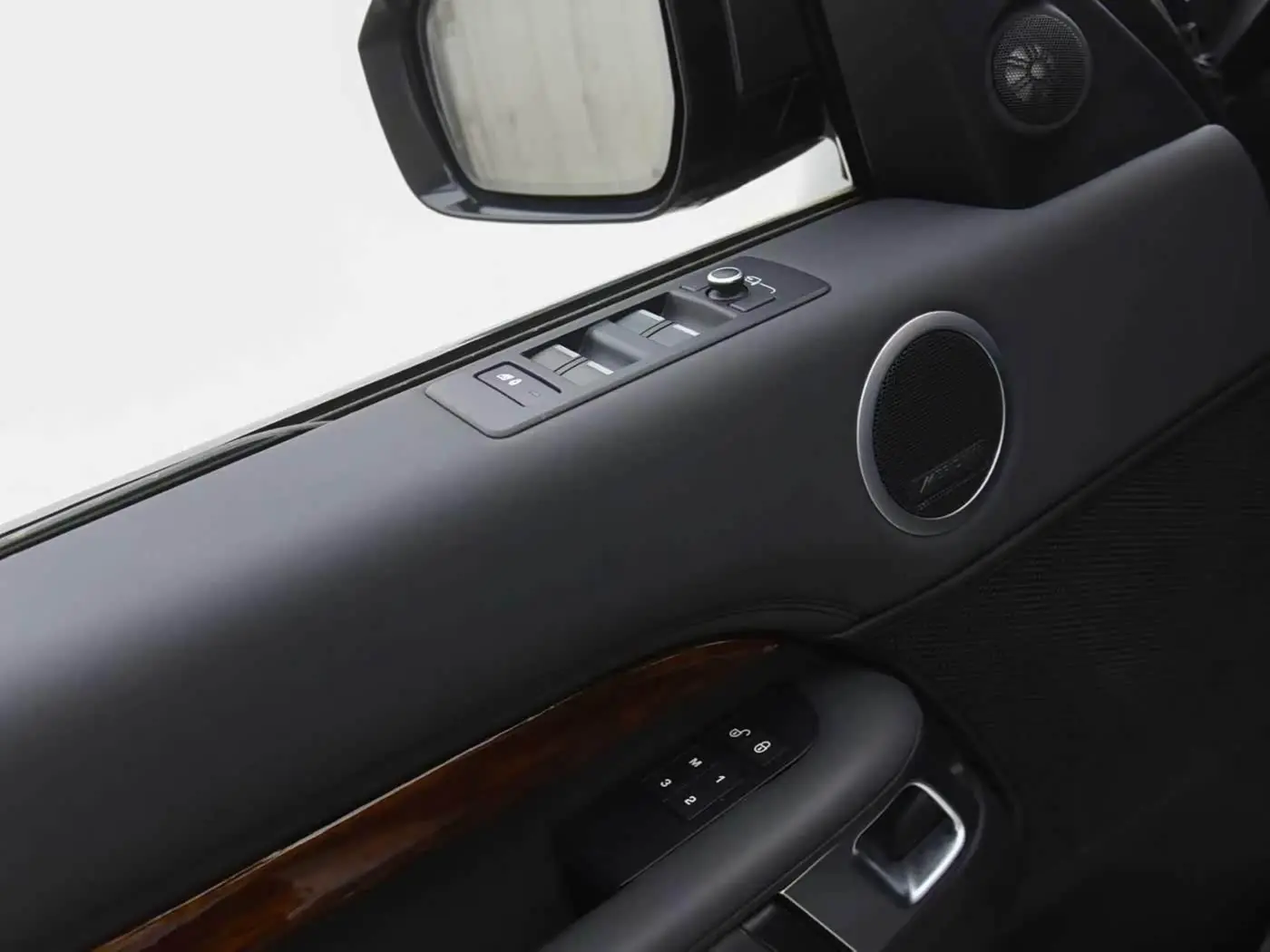 Land Rover Discovery 2017 — Фото 13/16