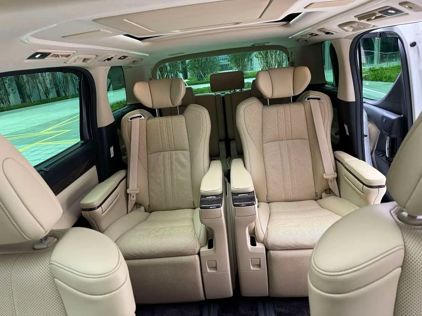Toyota Alphard 2019 — Photo 16/20