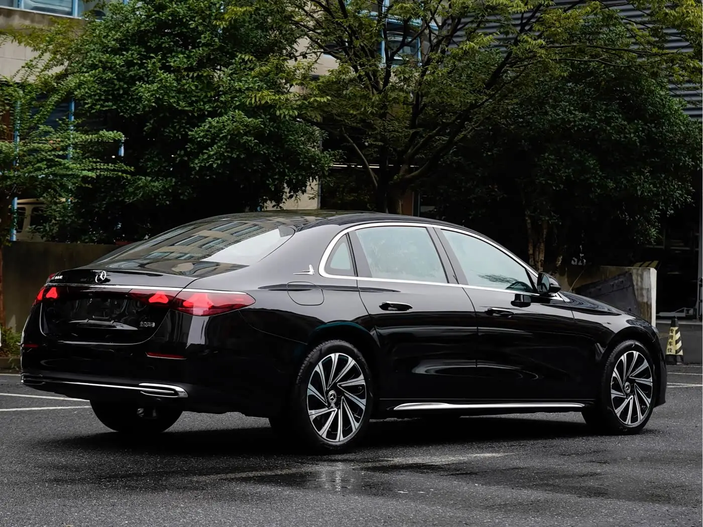 Mercedes-Benz E-Class 2024 — Photo 4/20