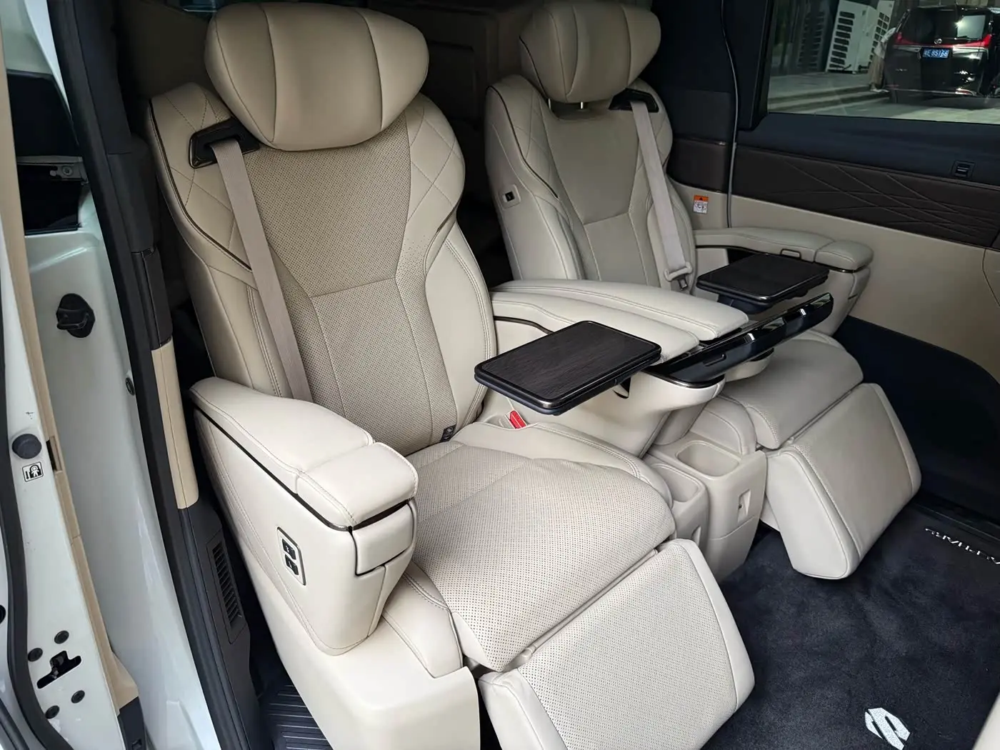 Toyota Alphard 2023 — Photo 10/17