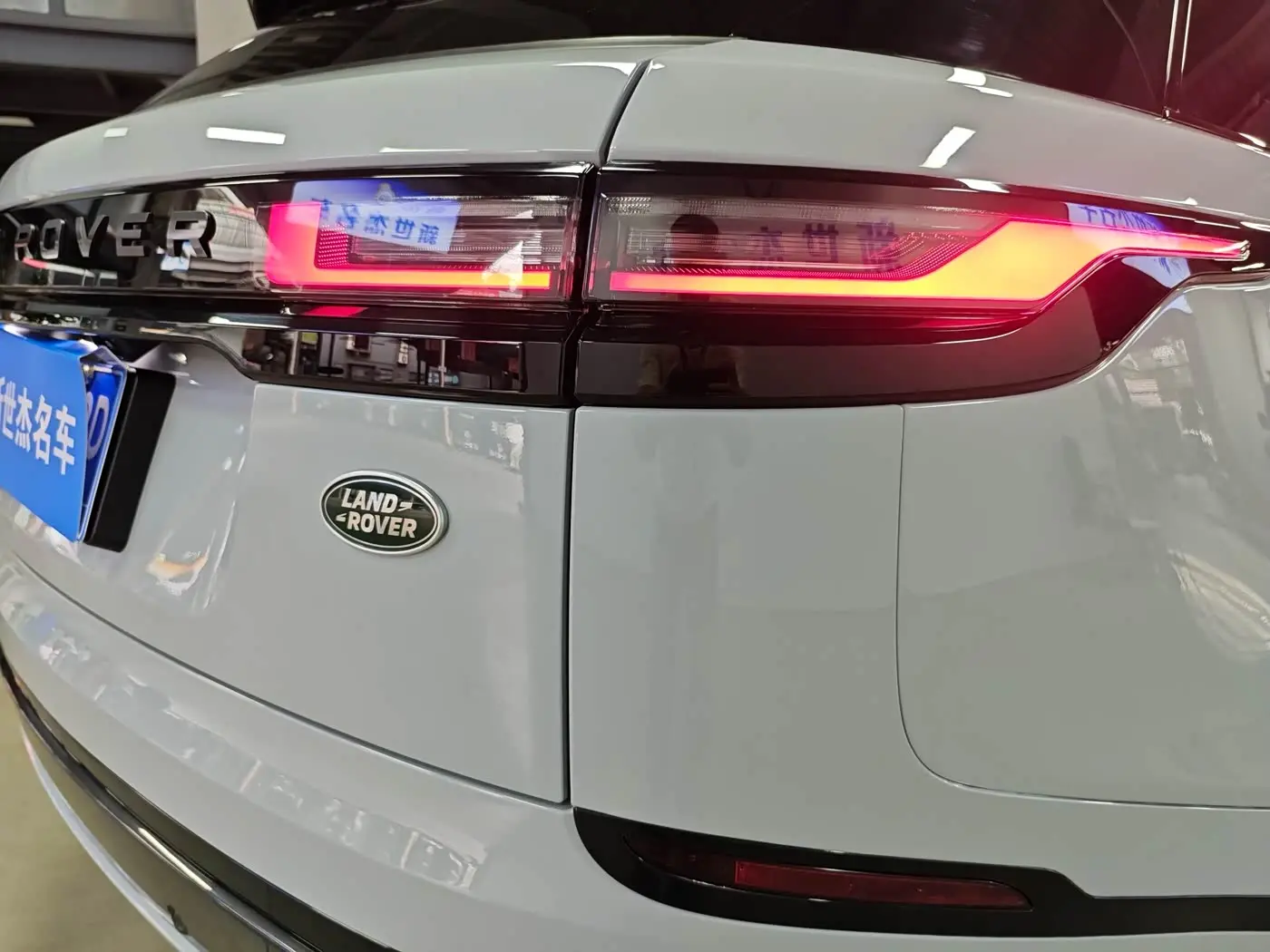 Land Rover Range Rover Velar 2024 — Фото 12/17