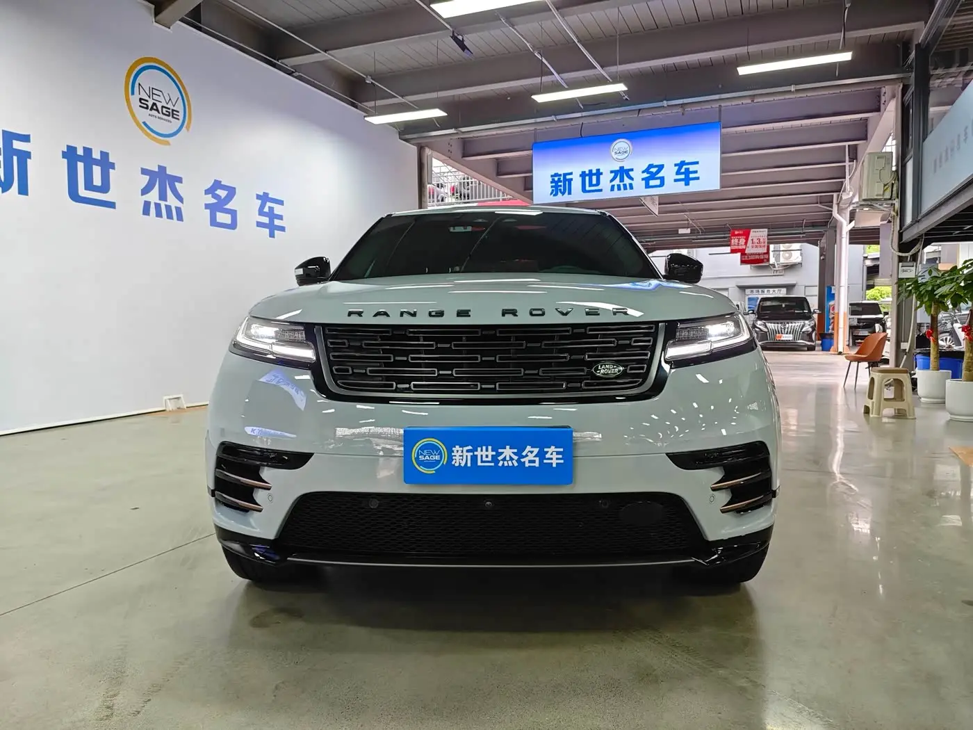 Land Rover Range Rover Velar 2024 — Фото 2/17