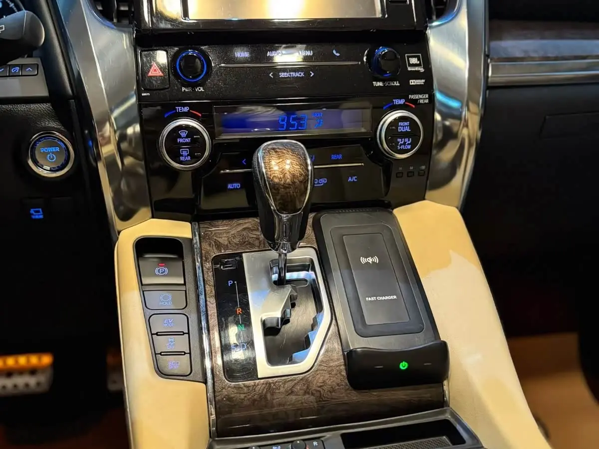 Toyota Vellfire 2020 — Photo 6/10