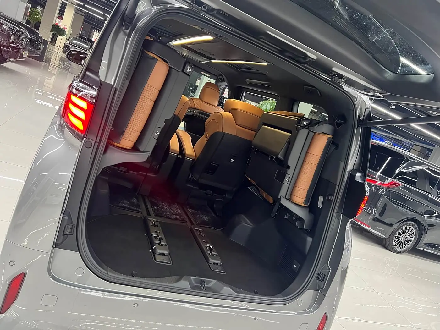 Toyota Alphard 2023 — Фото 8/20