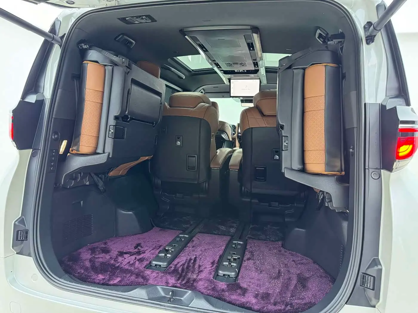 Toyota Vellfire 2024 — Photo 16/18