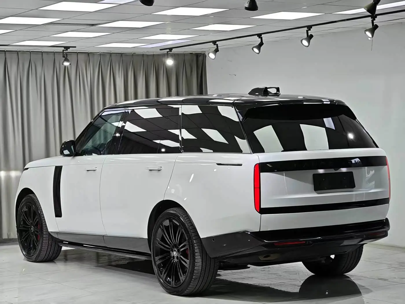 Land Rover Range Rover 2024 — Фото 10/11
