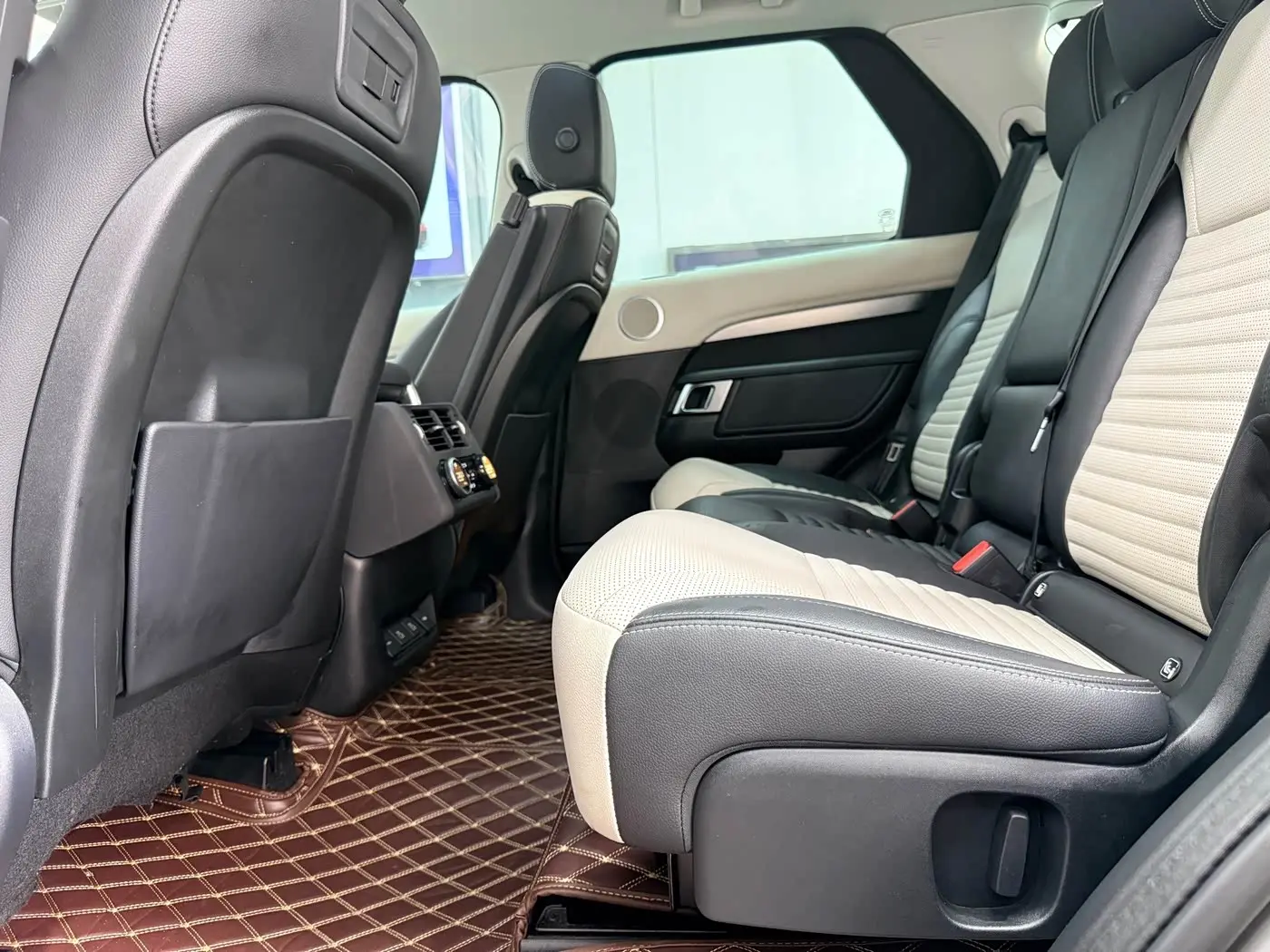 Land Rover Discovery 2021 — Photo 6/17