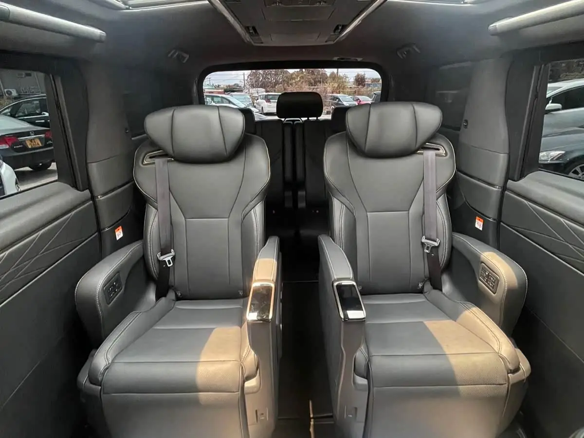 Toyota Alphard 2025 — Photo 11/14