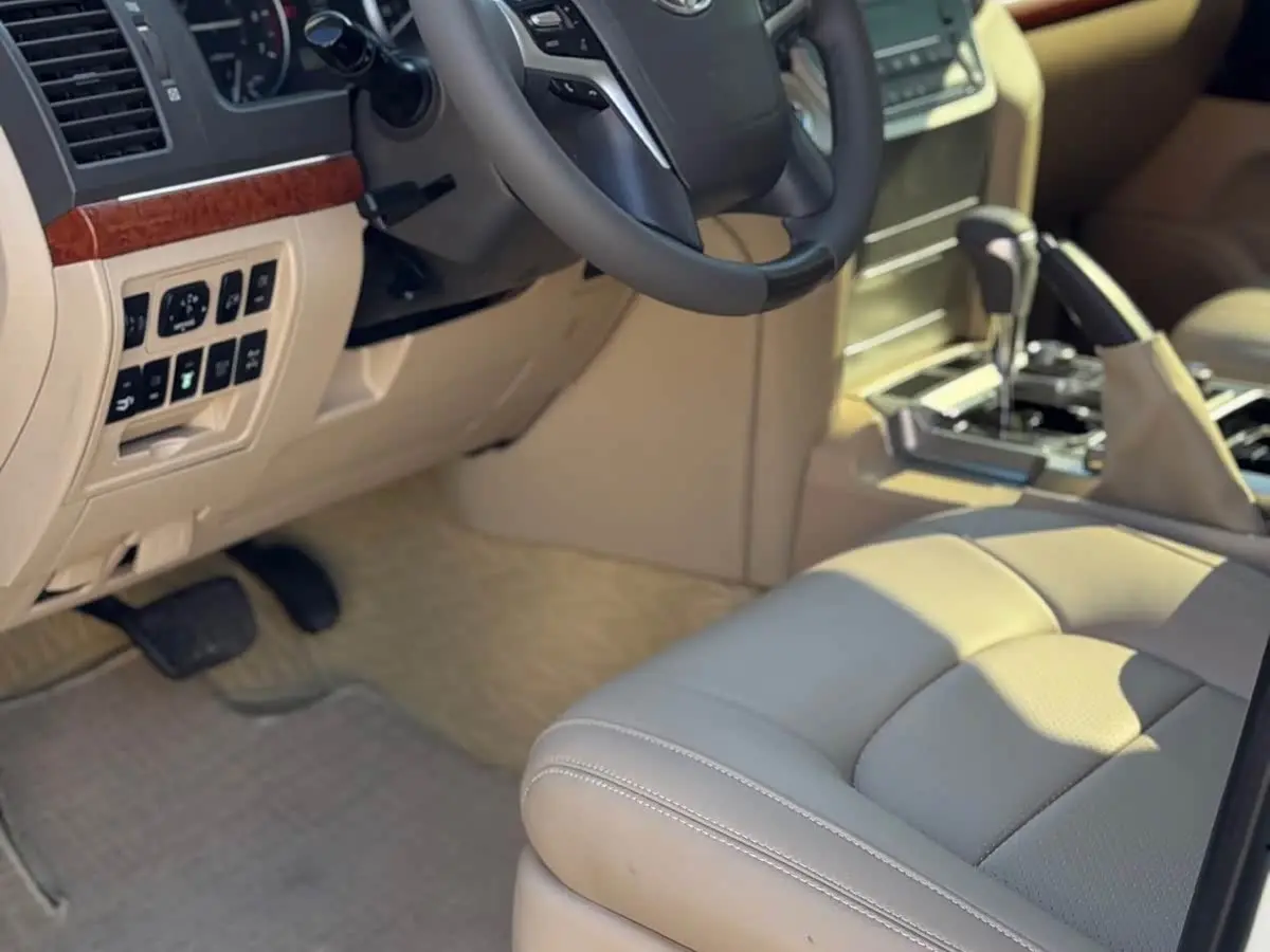 Toyota Land Cruiser 2015 — Photo 10/15