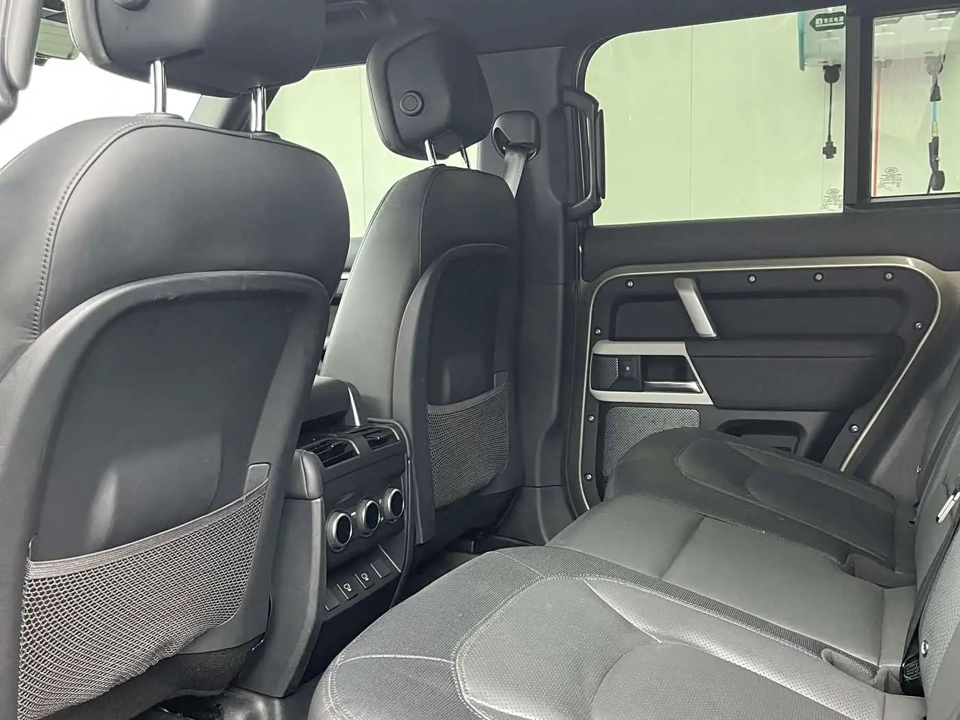 Land Rover Defender 2023 — Photo 5/9