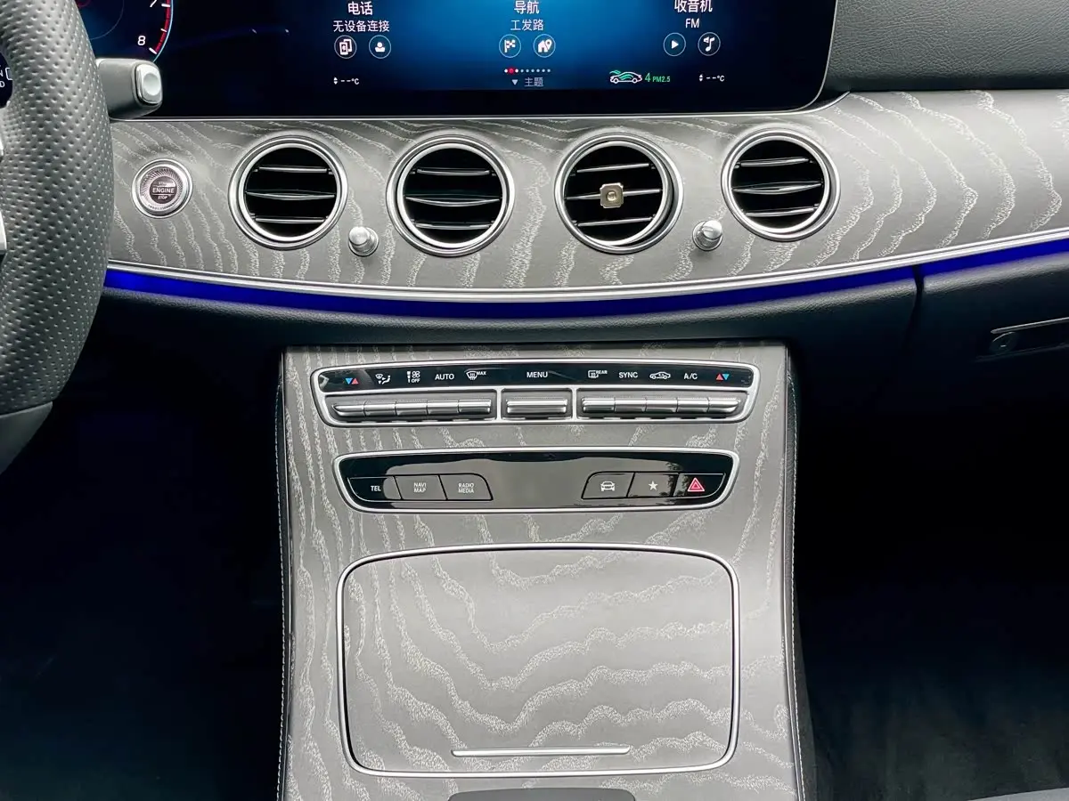 Mercedes-Benz E-Class 2023 — Photo 10/19