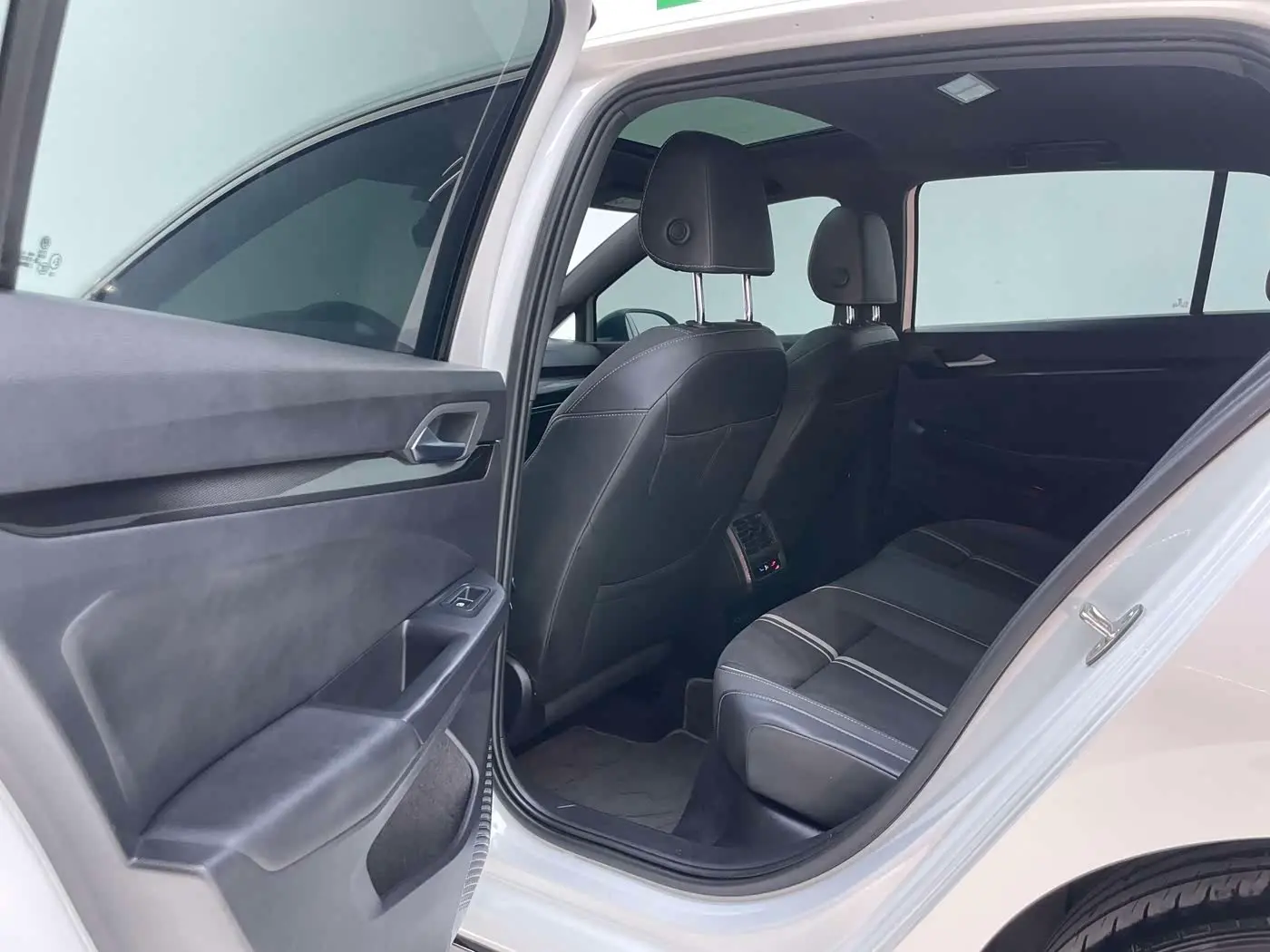 Volkswagen Golf 2023 — Photo 12/20