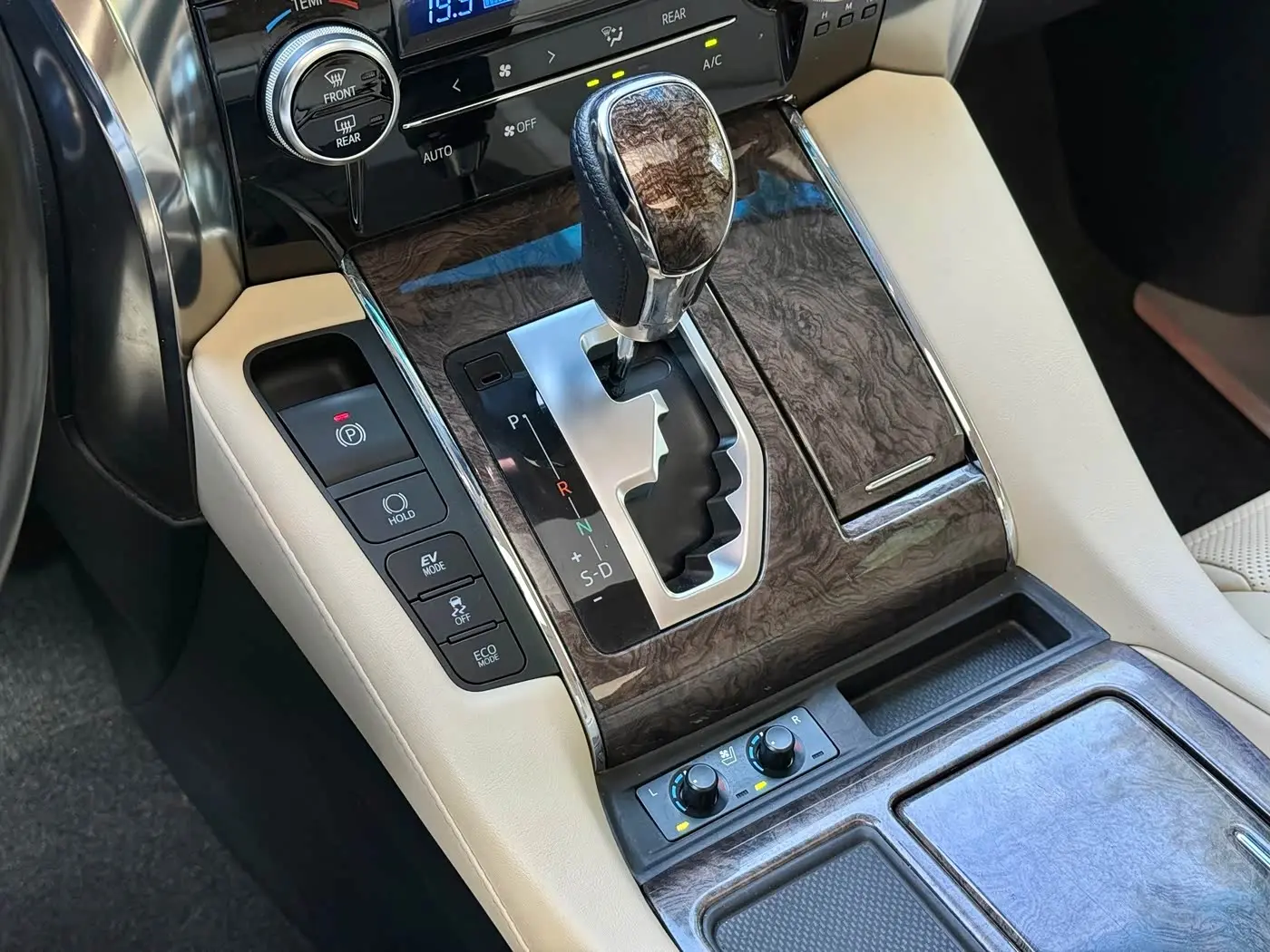 Toyota Alphard 2021 — Photo 8/20