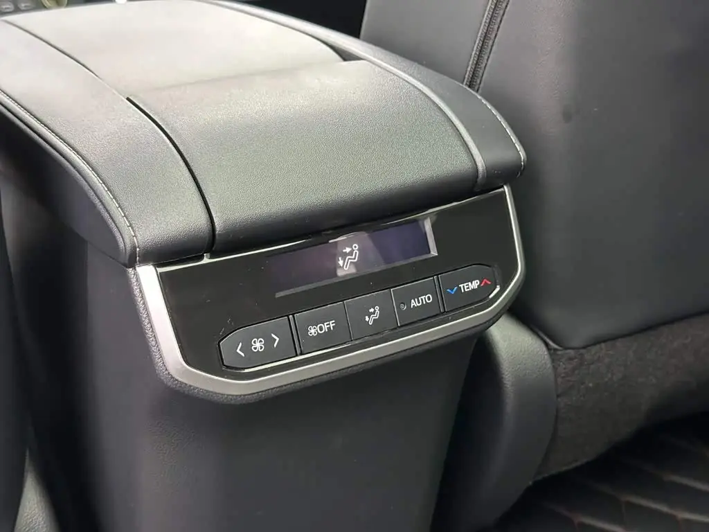 Toyota Crown Kluger 2024 — Photo 15/20