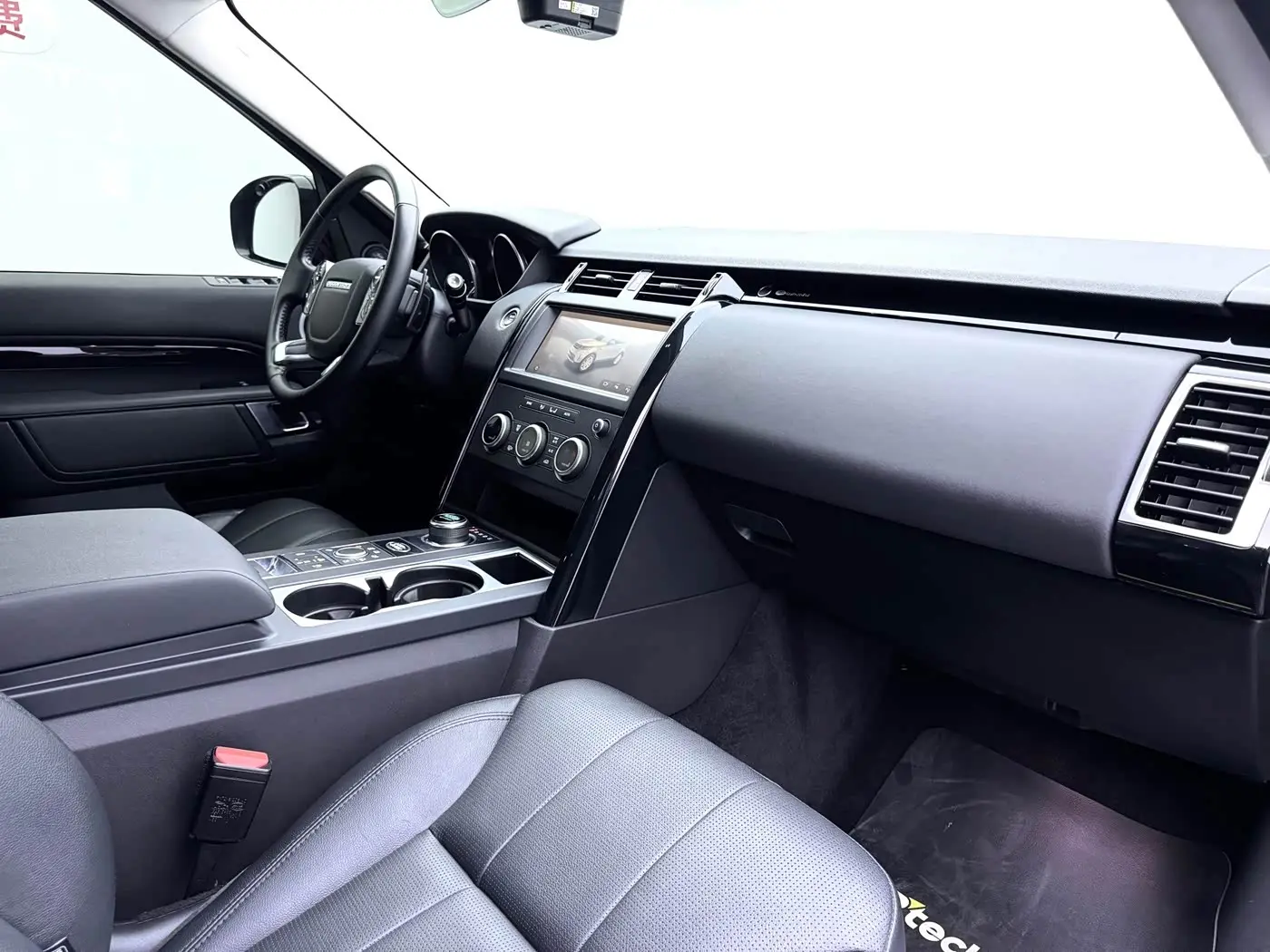 Land Rover Discovery 2019 — Фото 14/20