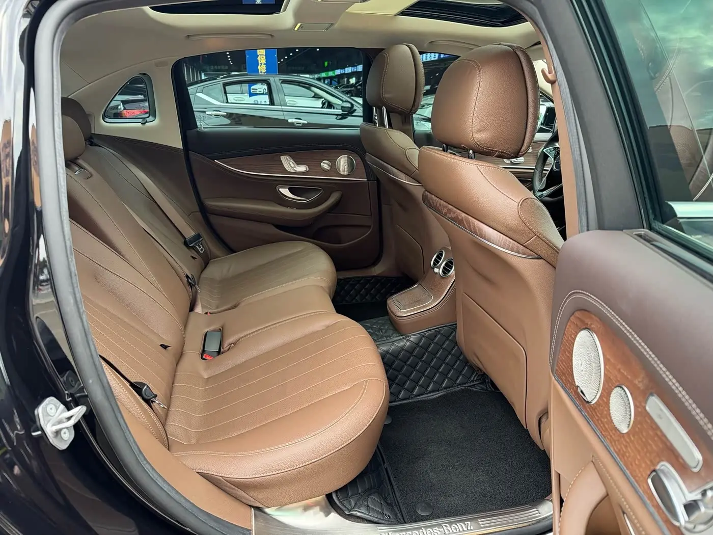 Mercedes-Benz E-Class 2022 — Photo 10/17