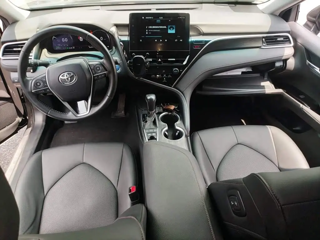 Toyota Camry 2021 — Photo 14/20