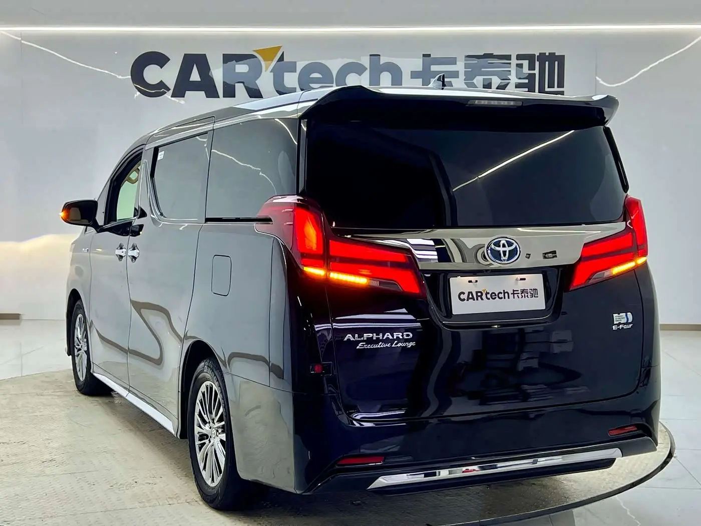 Toyota Alphard 2023 — Photo 6/20