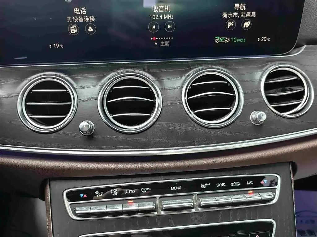 Mercedes-Benz E-Class 2021 — Photo 11/17