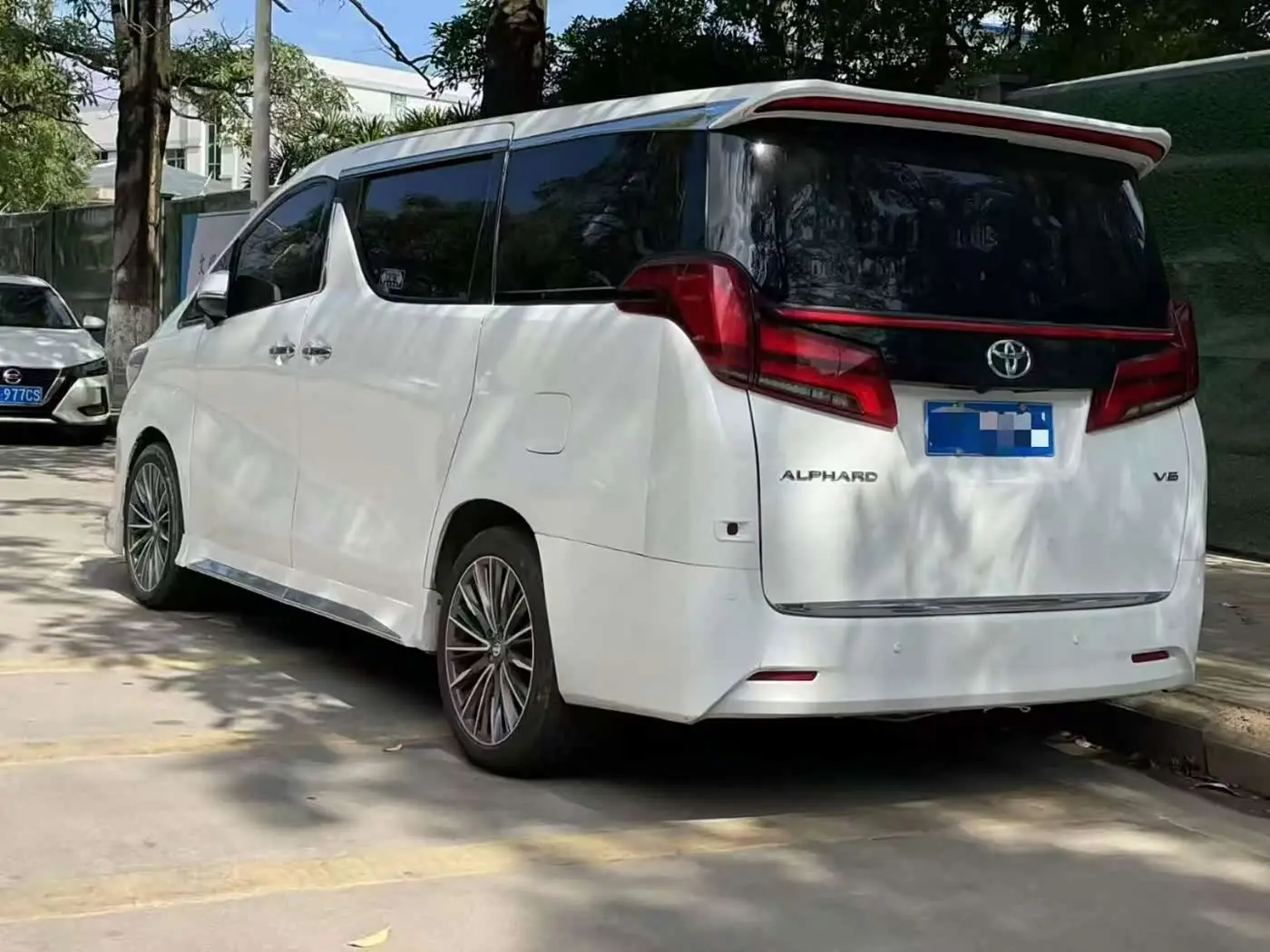 Toyota Alphard 2014 — Photo 3/10