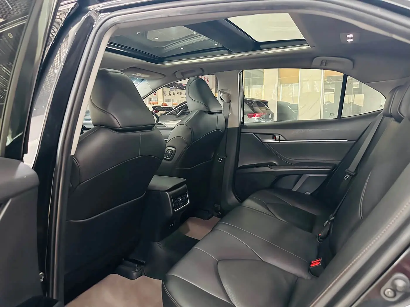 Toyota Camry 2023 — Фото 4/11