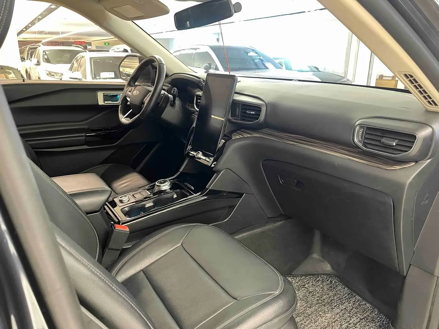 Ford Explorer 2020 — Photo 16/17